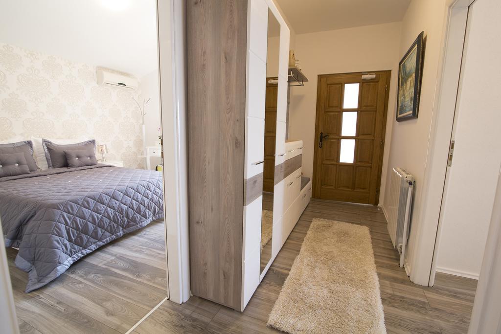Villa Petra Apartment With Private Pool Makarska Exterior photo